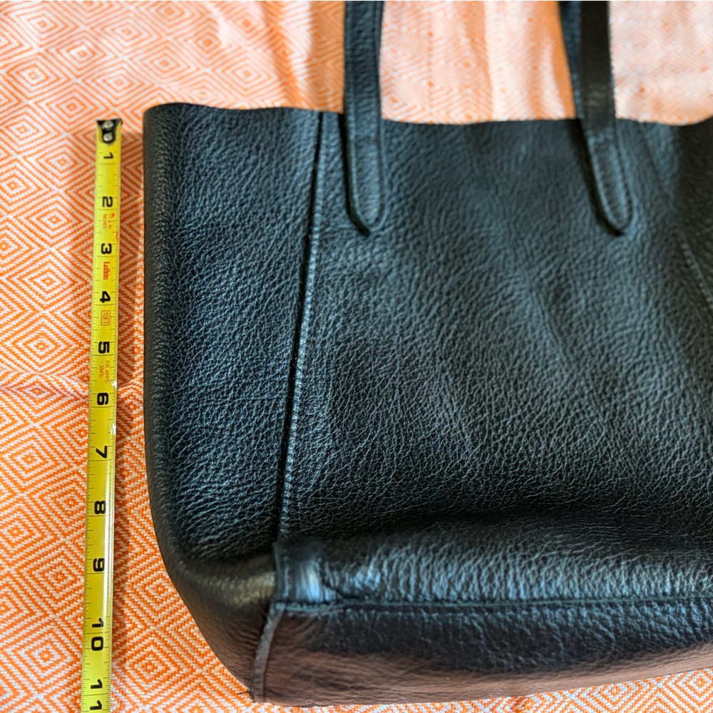 Elegant Black Leather Tote Bag - Picture 8 of 9